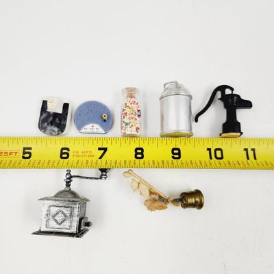 MINATURES - METAL & WOOD HOUSEHOLD ITEMS