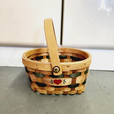 CUTE HANDLE HEART DESIGN BASKET
