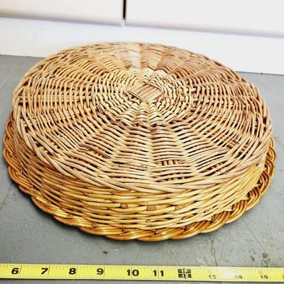 FLAT ROUND WICKER BASKET