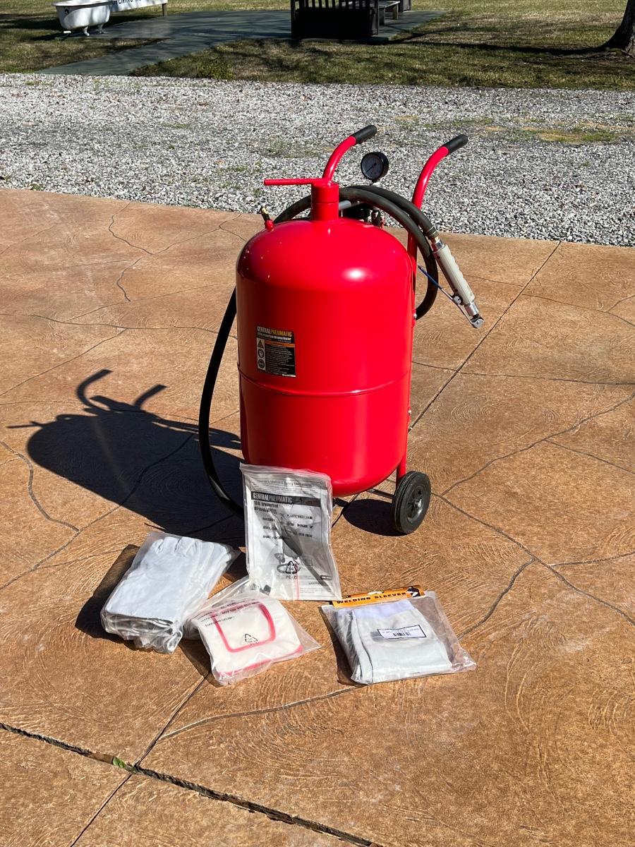 CENTRAL PNEUMATIC 110lb Pressurized Abrasive Blaster
