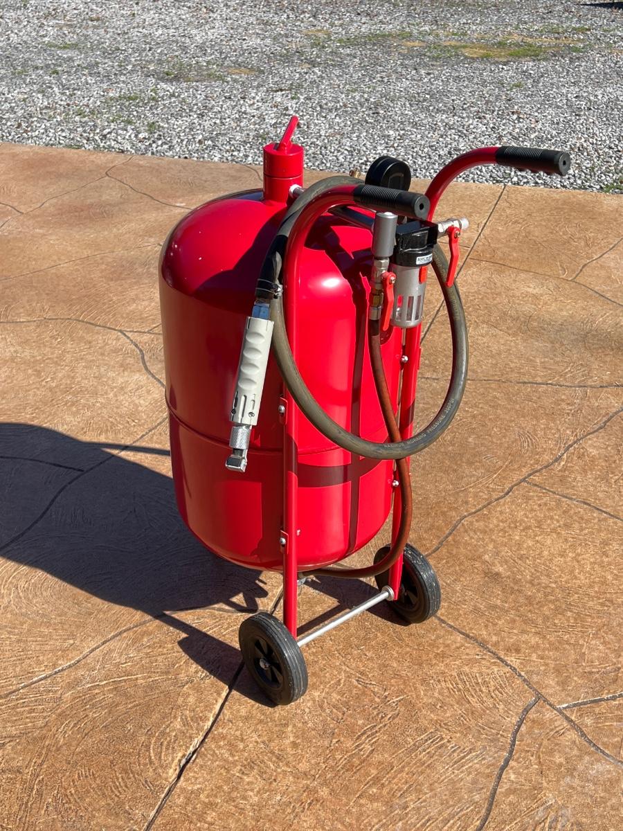 CENTRAL PNEUMATIC 110lb Pressurized Abrasive Blaster