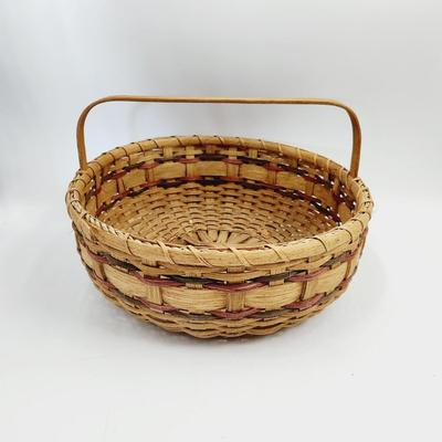 FANTASTIC COLLECTABLE SIGNED WOVEN BASKET W/ HANDLE