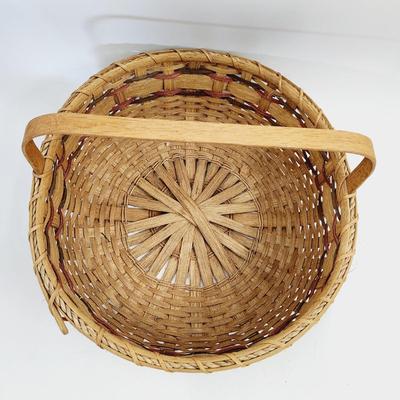 FANTASTIC COLLECTABLE SIGNED WOVEN BASKET W/ HANDLE