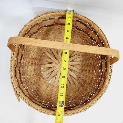 FANTASTIC COLLECTABLE SIGNED WOVEN BASKET W/ HANDLE