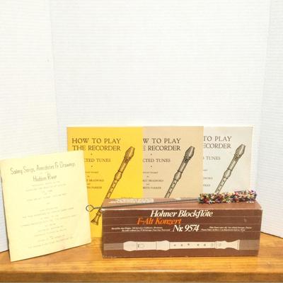 624 Hohner Blockflute F-ALT Konzert with Cleaner and Music Books