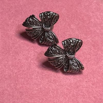1990 AVON Pretty Bow Earrings - Rare Find