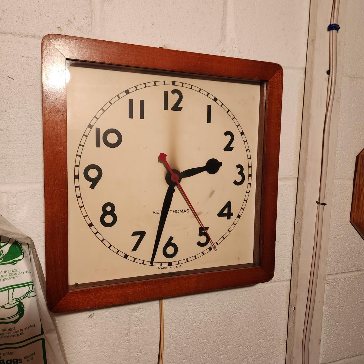 Vintage Seth Thomas Electric Wall Clock working