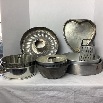 710 Lot of Vintage Baking Pans, Molds, Grater and more