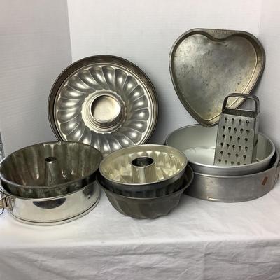 710 Lot of Vintage Baking Pans, Molds, Grater and more