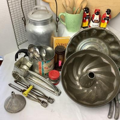 724 Lot of Vintage Cooking Tools and Pyrex bowl