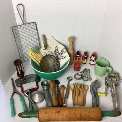 724 Lot of Vintage Cooking Tools and Pyrex bowl