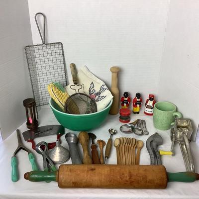 724 Lot of Vintage Cooking Tools and Pyrex bowl