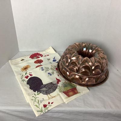 732 Antique Copper Finish and Aluminum Bundt Pan Mold with 3 New Alice's Cottage Flour Sack Towels