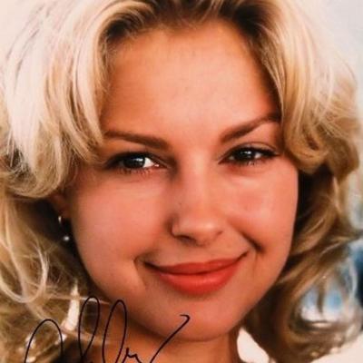 Ashley Judd signed portrait photo 
