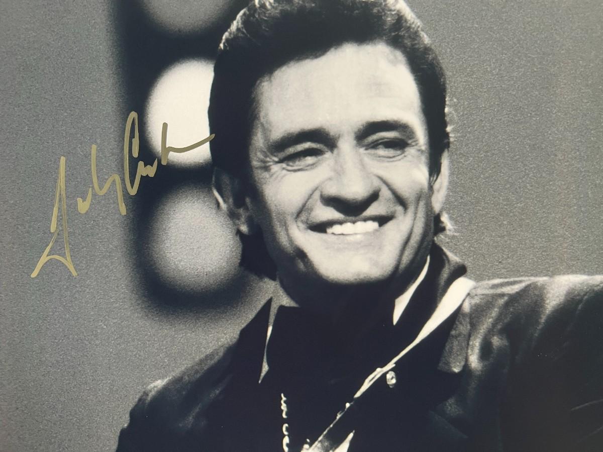 JOHNNY CASH signed autographed photo the finger COA Hologram main image 1