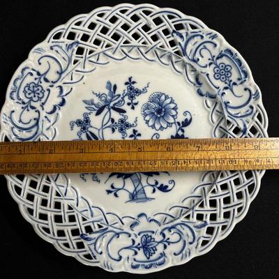 Beautiful Meissen Antique Blue Onion Porcelain Plate 9 1/2"