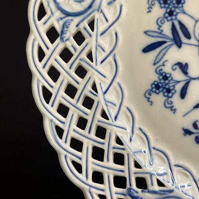 Beautiful Meissen Antique Blue Onion Porcelain Plate 9 1/2"