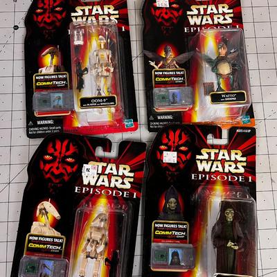 Stars Wars Episode 1 (4) Figures on the Card 