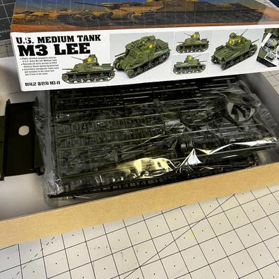 ACADEMY Model M3 Lee Tank NEW 