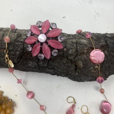Lot of costume jewelry including broken pieces