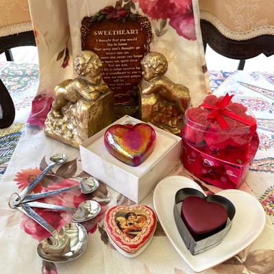 LOT 10  SWEET HEART GROUP VALENTINES DAY HEARTS CHERUBS