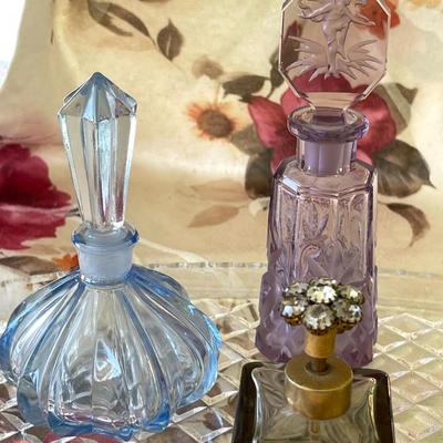 LOT 14  CRYSTAL DRESSER TRAY VINTAGE COLORED GLASS PERFUME  BOTTLES