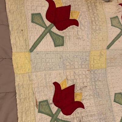 Hand sewn quilt w tulip flower design