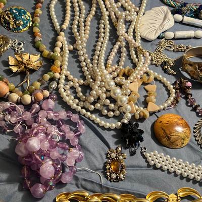 . Costume vintage Jewelry