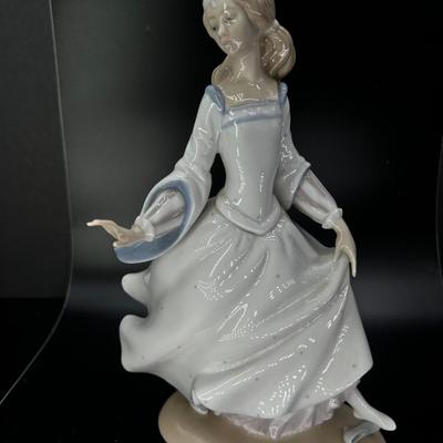 Lladro "Cinderellaâ€™s Lost Slipper "