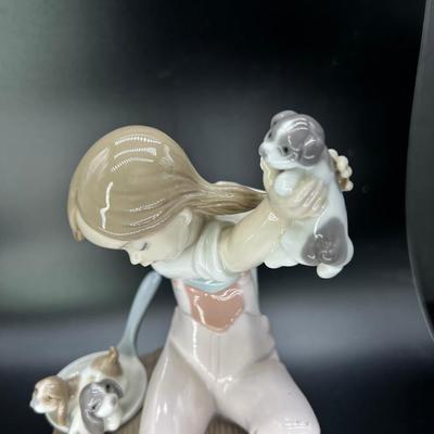 lladro 7621  "Pick of the litter" Figurine