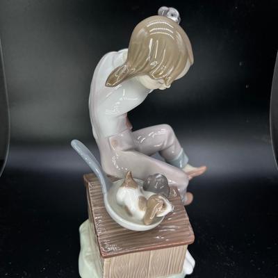 lladro 7621  "Pick of the litter" Figurine