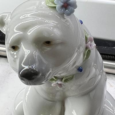 lladro "Resting Polar bear with flowers"