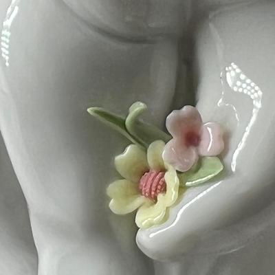 lladro "Resting Polar bear with flowers"