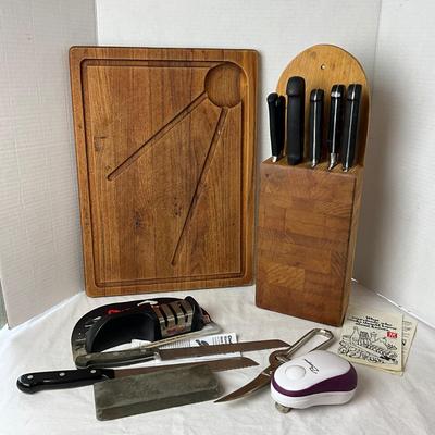 768 Henckels Knife Block Wall Hanging with Chefs Choice Sharpener and Cutting Board