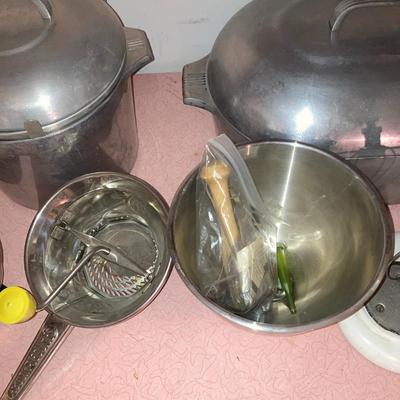 Pots and appliance lot