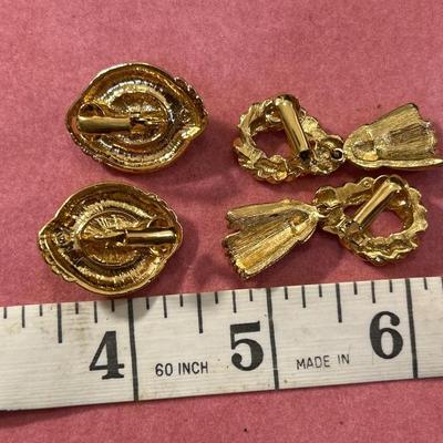 Pair Vintage Unmarked Avon Gold Tone Clip On Earrings