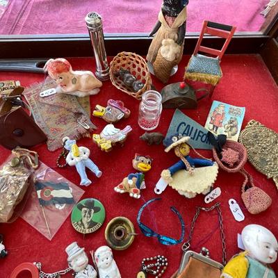 LOT 20  SHOWCASE VINTAGE MINIATURES DOLLS TRINKETS TOYS ADVERTIZING