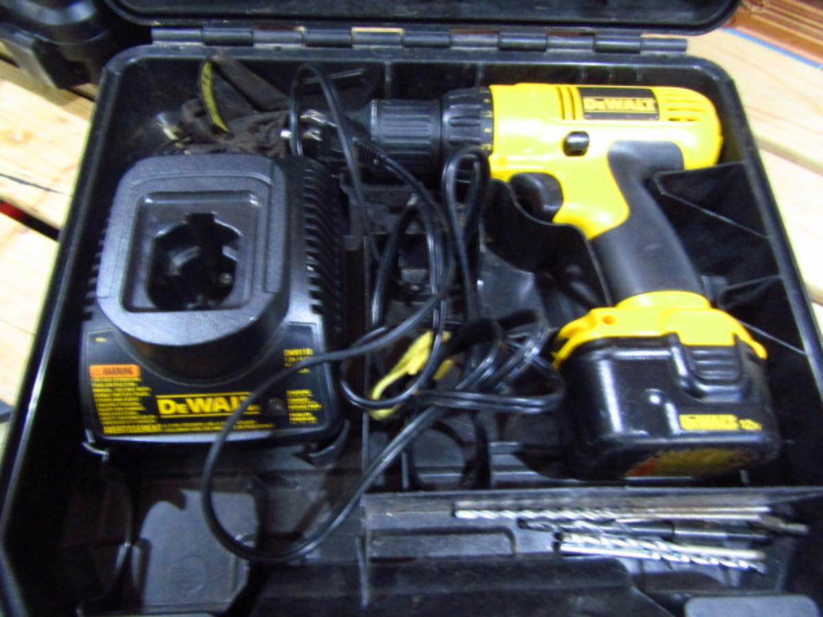 Dewalt 12 Volt Drill with Battery and Charger (W)