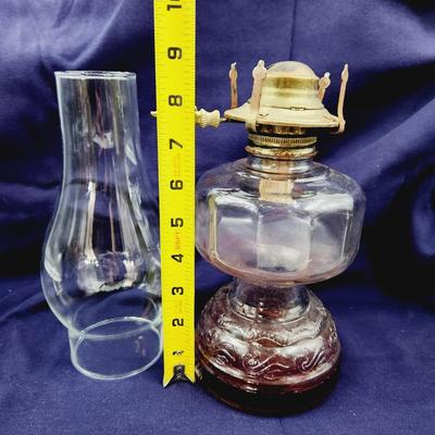 BEAUTIFUL VINTAGE OIL LAMP WITH GLASS SHADE