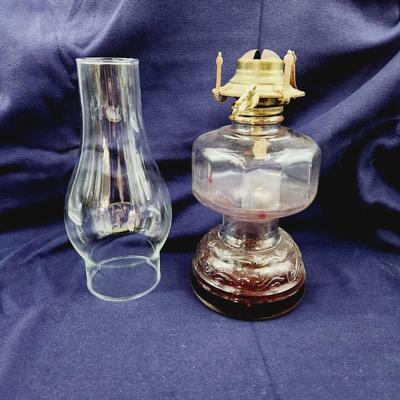 BEAUTIFUL VINTAGE OIL LAMP WITH GLASS SHADE