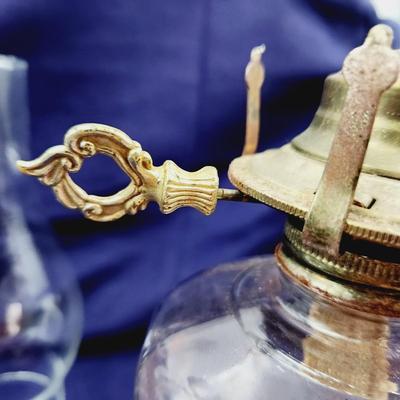 BEAUTIFUL VINTAGE OIL LAMP WITH GLASS SHADE
