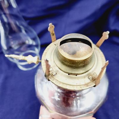 BEAUTIFUL VINTAGE OIL LAMP WITH GLASS SHADE