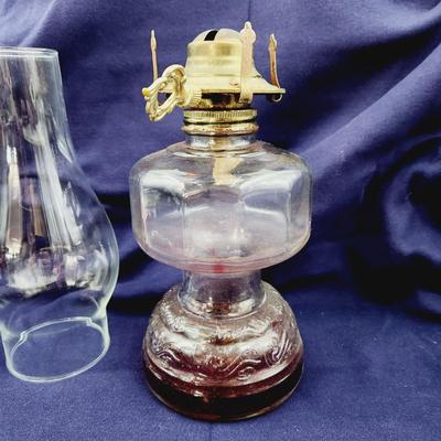 BEAUTIFUL VINTAGE OIL LAMP WITH GLASS SHADE