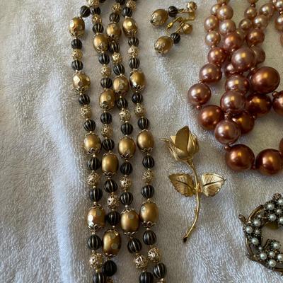 Lot of Earth tone jewelry