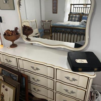 Vintage Dixie French Provincial - Dresser w/mirror in