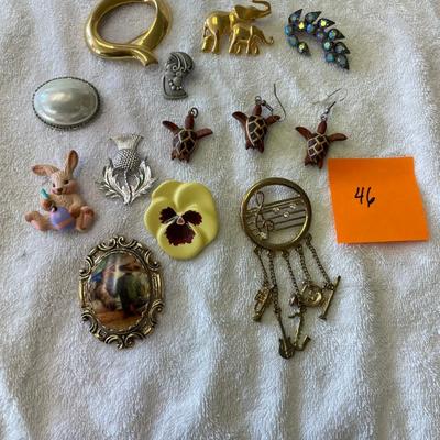 Lot of brooches