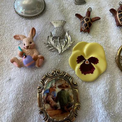 Lot of brooches
