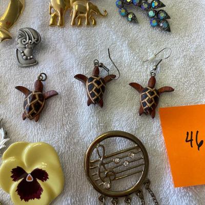Lot of brooches