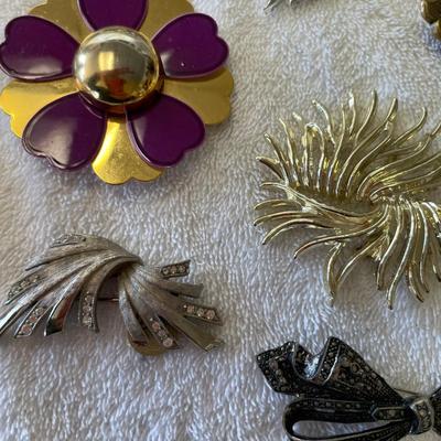 Jackpot lot of brooches
