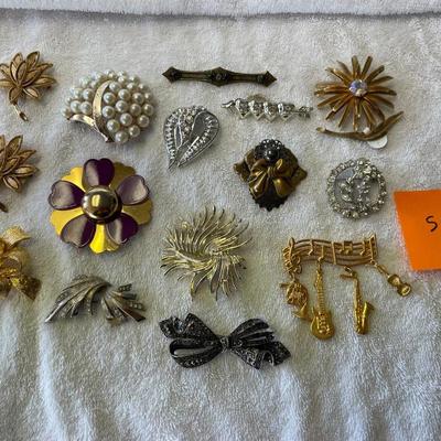Jackpot lot of brooches